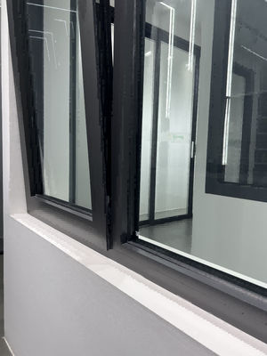Fenêtres en aluminium courbes à degré ouvert Blanc / Noir jusqu'à 12 mm Écran en fibre de verre